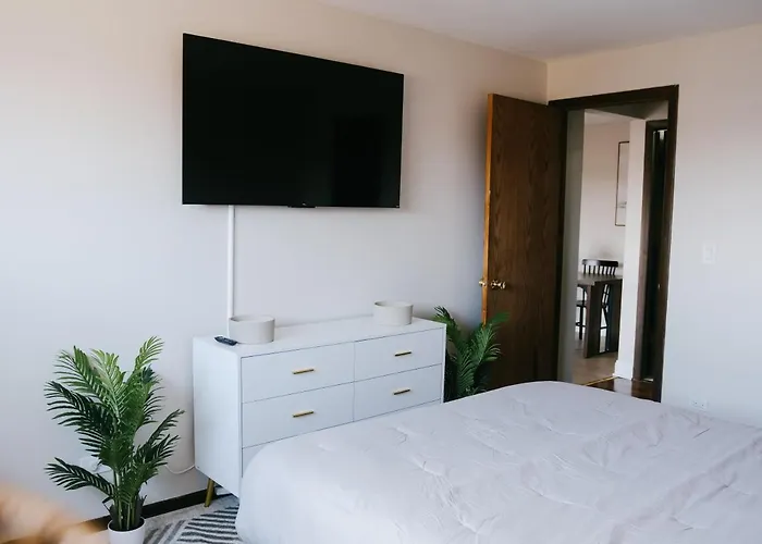 Near O'Hare • Personal Gym & Balcony • Safe Area Apartamento