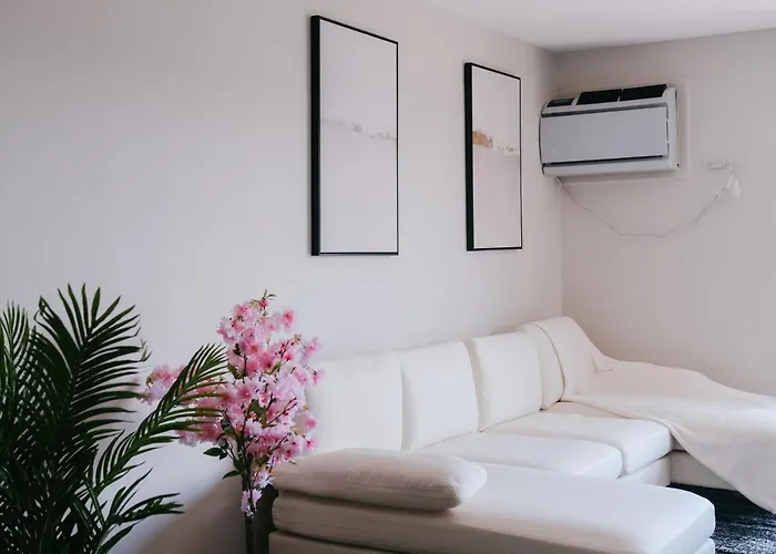 Near O'Hare • Personal Gym & Balcony • Safe Area *